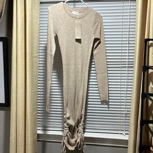Long sweater dress / scrunches on side